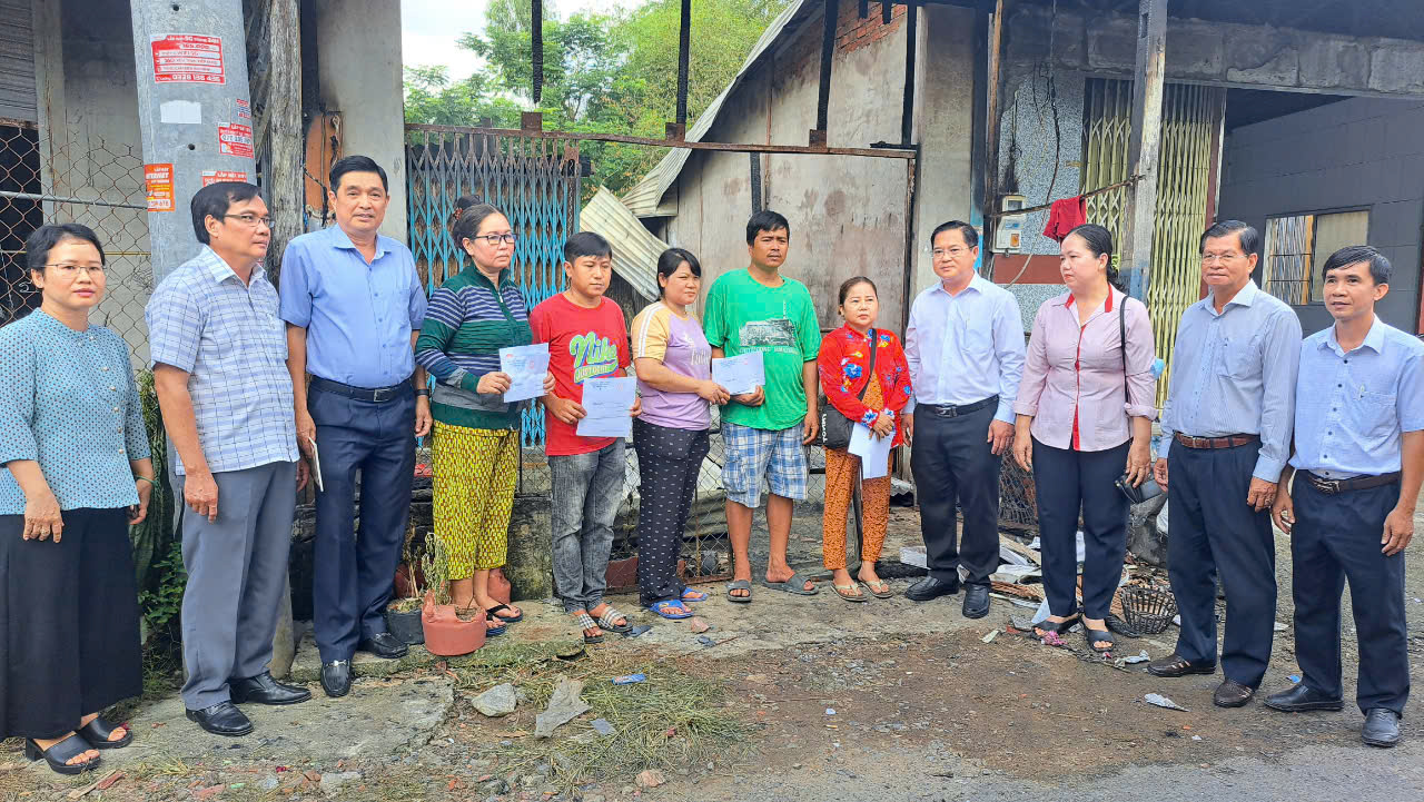 BÍ THƯ THÀNH ỦY LONG XUYÊN THĂM, ĐỘNG VIÊN VÀ TRAO TIỀN HỖ TRỢ CHO 04 GIA ĐÌNH BỊ HỎA HOẠN TẠI PHƯỜNG MỸ THẠNH