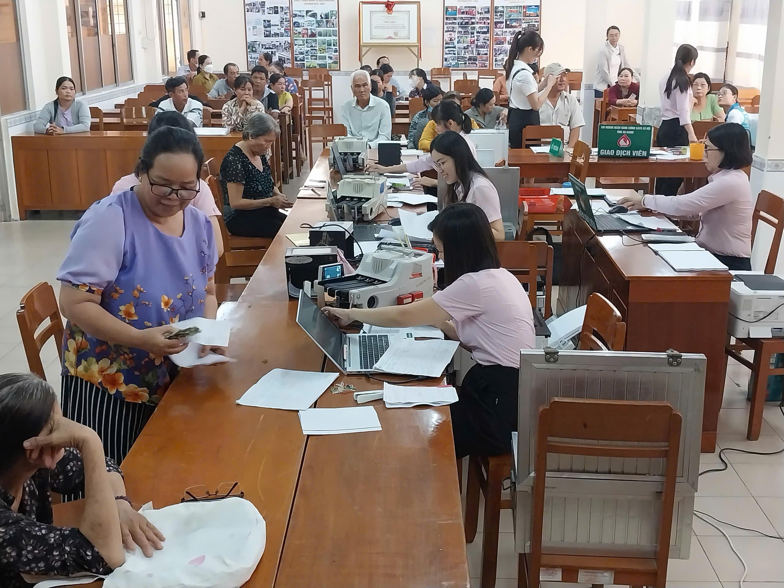 NGÂN HÀNG CHÍNH SÁCH XÃ HỘI TỈNH AN GIANG TỔ CHỨC GIAO DỊCH THÁNG 10 NĂM 2024 TẠI PHƯỜNG MỸ THẠNH
