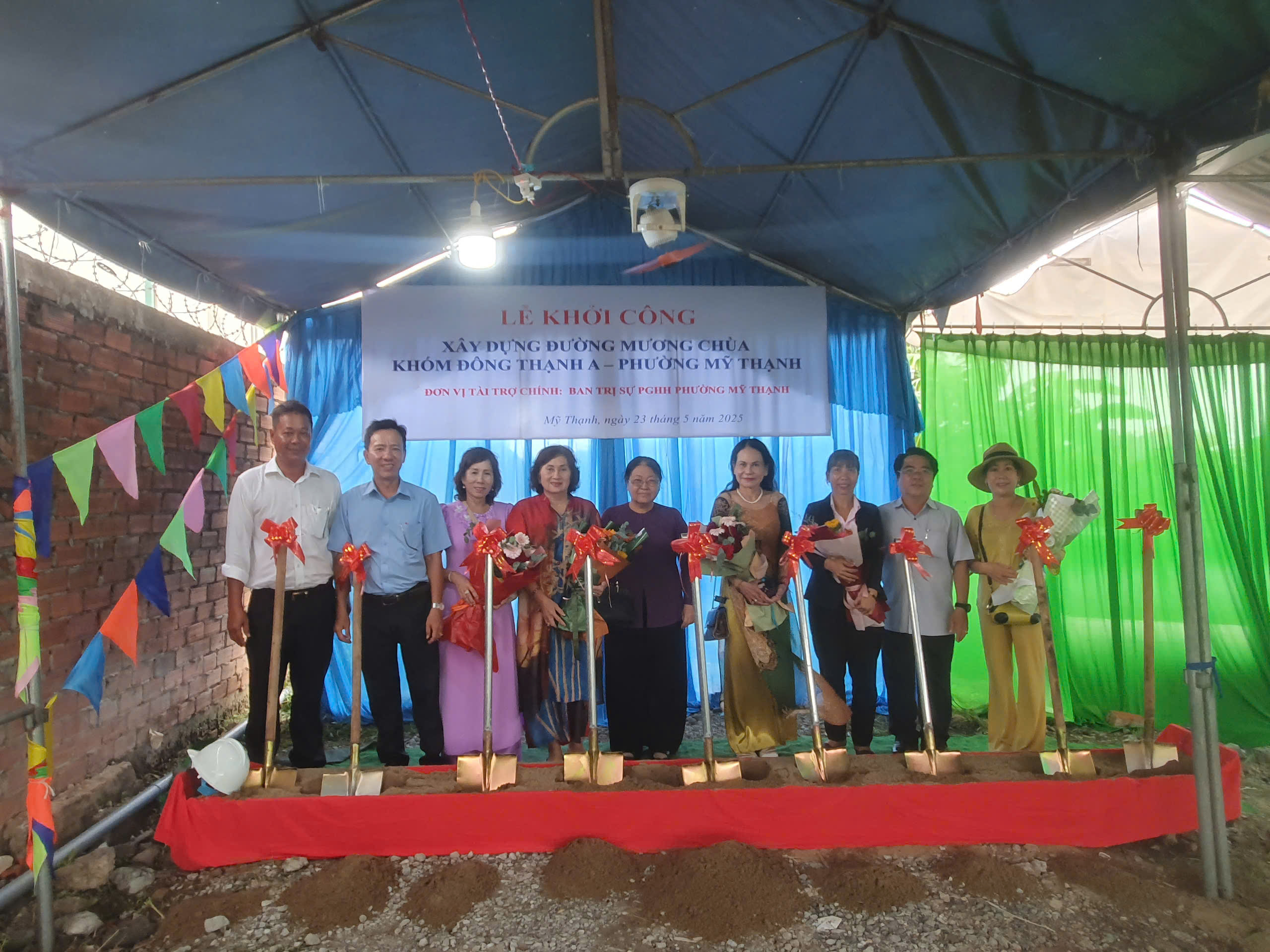PHƯỜNG MỸ THẠNH TỔ CHỨC LỄ KHỞI CÔNG XÂY DỰNG ĐƯỜNG MƯƠNG CHÙA KHÓM ĐÔNG THẠNH A