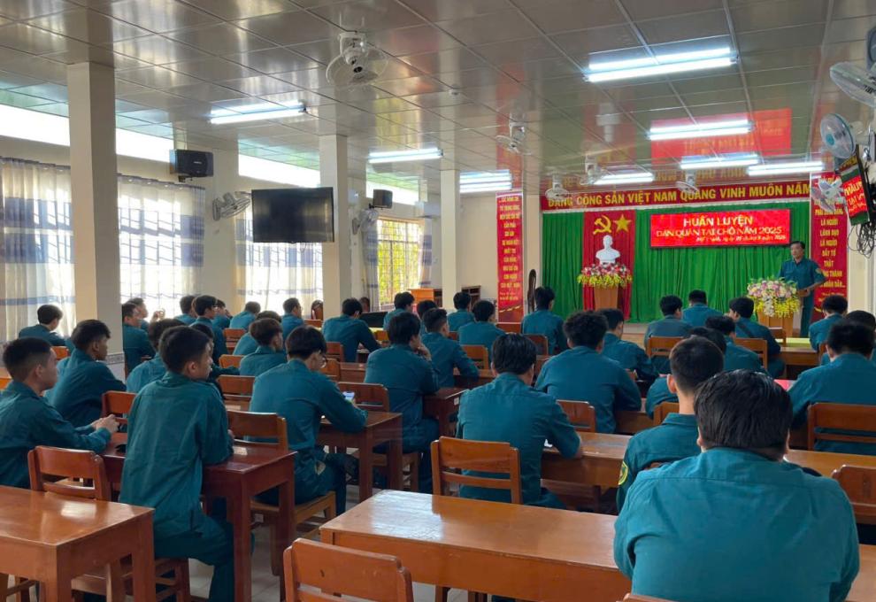 BAN CHỈ HUY QUÂN SỰ PHƯỜNG MỸ THẠNH TỔ CHỨC HUẤN LUYỆN DÂN QUÂN TẠI CHỖ NĂM 2025