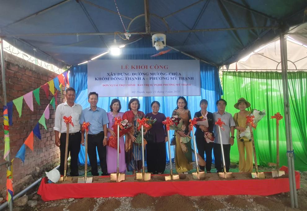 PHƯỜNG MỸ THẠNH TỔ CHỨC LỄ KHỞI CÔNG XÂY DỰNG ĐƯỜNG MƯƠNG CHÙA KHÓM ĐÔNG THẠNH A