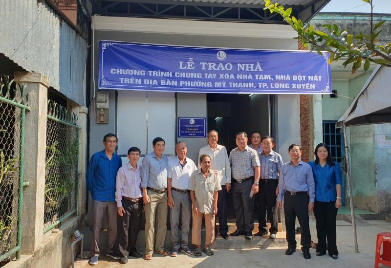 PHÓ BÍ THƯ THƯỜNG TRỰC TỈNH UỶ, CHỦ TỊCH HỘI ĐỒNG NHÂN DÂN TỈNH AN GIANG TRAO NHÀ TẠI PHƯỜNG MỸ THẠNH