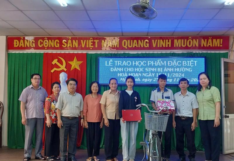 PHƯỜNG MỸ THẠNH TRAO HỌC PHẨM ĐẶC BIỆT CHO HỌC SINH BỊ ẢNH HƯỞNG HOẢ HOẠN