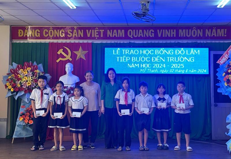 THÀNH PHỐ LONG XUYÊN TRAO 120 SUẤT HỌC BỔNG “TIẾP BƯỚC ĐẾN TRƯỜNG”, NĂM HỌC 2024 – 2025
