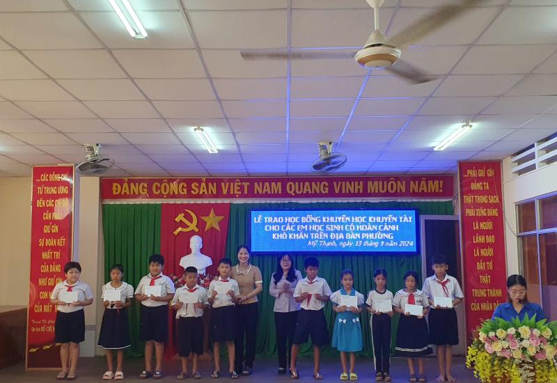 PHƯỜNG MỸ THẠNH TRAO HỌC BỔNG KHUYẾN HỌC KHUYẾN TÀI CHO CÁC EM HỌC SINH CÓ HOÀN CẢNH KHÓ KHĂN TRÊN ĐỊA BÀN PHƯỜNG